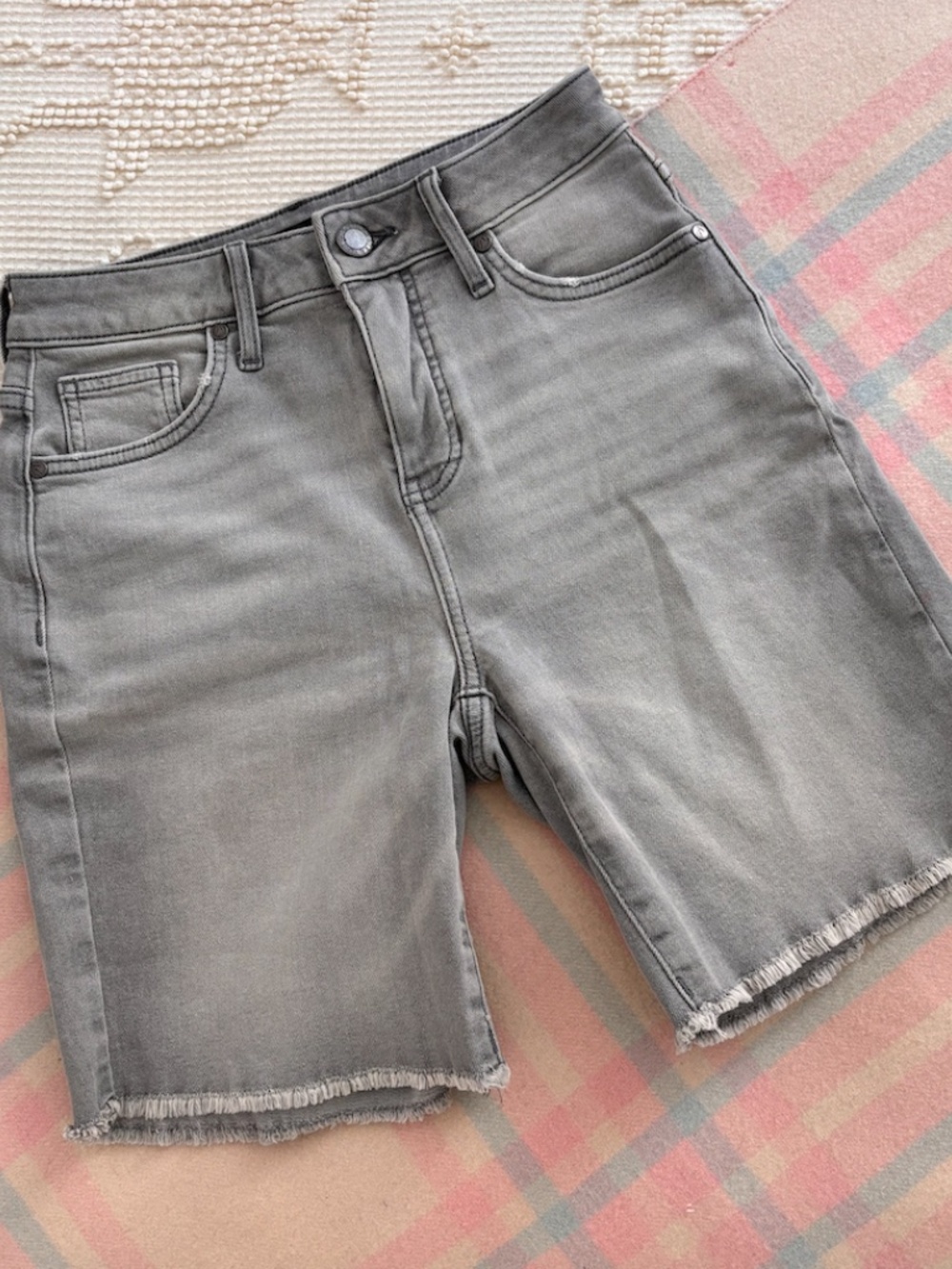 Simply Vera Vera Wang grey stretch denim shorts raw hem SZ 0